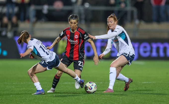 iGER, Frankfurt, Eintracht Frankfurt vs TSG Hoffenheim, Google Pixel Bundesliga, Fussball, DFB, Spielzeit 2025 2026, Stadion am Brentanobad, 15. Spieltag im Bild v.l.: Marie Steiner (TSG Hoffenheim Frauen 19), Sara Doorsoun (Eintracht Frankfurt Frauen 23), Nikà e van Dijk (TSG Hoffenheim Frauen 25) DFB DFL REGULATIONS PROHIBIT ANY USE OF PHOTOGRAPHS AS IMAGE SEQUENCES AND OR QUASI-VIDEO, 18.03.2026 Copyright: HMBxMedia HendrikxHamelau