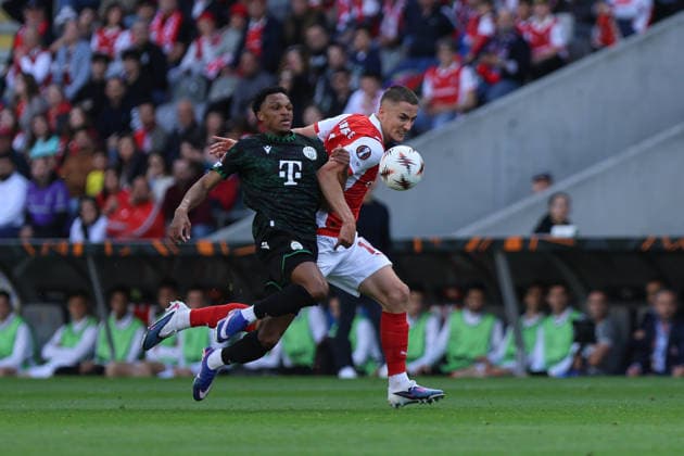 SC Braga vs Ferencvaros TC -UEFA Europa League (Foto Photo : Tiago Vieira Avant Sports) BRAGA, PORTUGAL - 18th MARCH : Gustaf Lagerbielke player of SC Braga and Lenny Joseph, player of Ferencvaros TC during the match between SC Braga vs Ferencvaros TC - UEFA Europa League , Estadio Municipal de Braga. (Foto : Tiago Vieira Avant Sports) Braga, Portugal Estadio Municipal de Braga Portugal Copyright: xFoto Photox:xTiagoxVieira AvantxSportsx