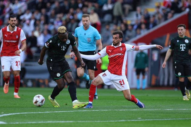SC Braga vs Ferencvaros TC -UEFA Europa League (Foto Photo : Tiago Vieira Avant Sports) BRAGA, PORTUGAL - 18th MARCH : Ricardo Horta, player of SC Braga and Dele Yusuf, player of Ferencvaros TC during the match between SC Braga vs Ferencvaros TC - UEFA Europa League , Estadio Municipal de Braga. (Foto : Tiago Vieira Avant Sports) Braga, Portugal Estadio Municipal de Braga Portugal Copyright: xFoto Photox:xTiagoxVieira AvantxSportsx
