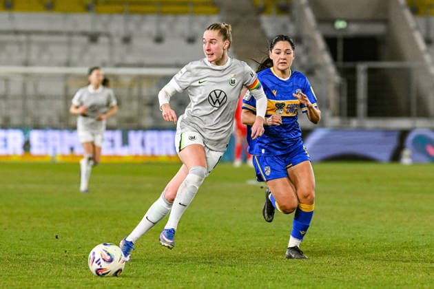 Fußball I Frauen I Saison 2025-2026 I Bundesliga I 15. Spieltag I FC Carl Zeiss Jena - VfL Wolfsburg I 18.03.2026 Janina Minge (6, VfL Wolfsburg) spielt den Ball vor Olivia Johansson Alcaide (9, FC Carl Zeiss Jena) Jena Ernst-Abbe-Sportfeld, ad hoc Arena Thüringen Deutschland Copyright: xLobeca InesxHähnelx