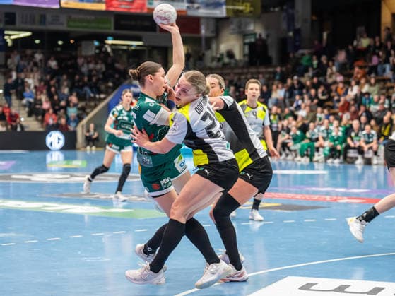 Lara Daeuble (Frisch Auf Frauen, 95) im Zweikampf mit Guro Husebo (Borussia Dortmund, 24), Frisch Auf Goeppingen vs. Borussia Dortmund, Handball, 1. Bundesliga, Spielzeit 2025 2026, 18.03.2026 Frisch Auf Goeppingen vs. Borussia Dortmund, Handball, 1. Bundesliga, Spielzeit 2025 2026, 18.03.2026 Goeppingen Copyright: xMichaelxSchmidt Eibner-Pressefotx EP_MST
