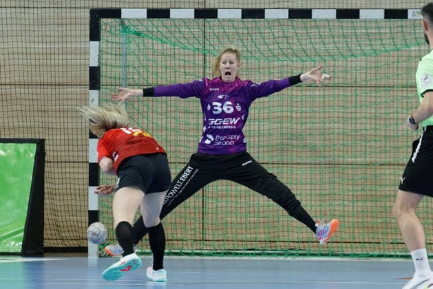 Fabienne Büch (Halle, 15), Torhüterin Helen van Beurden (Flames, 36), Siebenmeter, SV Union Halle-Neustadt vs. HSG Bensheim Auerbach, Alsco Handball Bundesliga Frauen, Saison 2025 26, 20. Spieltag, 18.03.2026 Halle SWH Arena Sachsen-Anhalt Deutschland