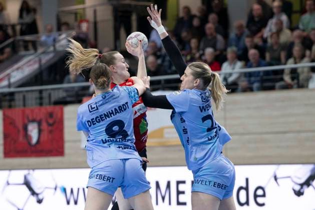 Handball Bundesliga Frauen,HBF, Saison 2025 2026 SV Union Halle-Neustadt vs.HSG Bensheim-Auerbach Halle, Deutschland 18.Maerz 2026: Im Bild:v. li. im Zweikampf v.li.Lena Degenhardt (Bensheim-Auerbach), Cara Reuthal (Halle), Nele Wenzel (Bensheim-Auerbach) Halle Saale SWH Arena Sachsen-Anhalt Deutschland