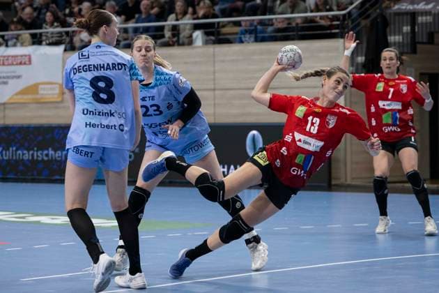Handball Bundesliga Frauen,HBF, Saison 2025 2026 SV Union Halle-Neustadt vs.HSG Bensheim-Auerbach Halle, Deutschland 18.Maerz 2026: Im Bild:v.li.Lena Degenhardt (Bensheim-Auerbach), Nele Wenzel (Bensheim-Auerbach) und Madeleine Östlund Oestlund (Halle) Halle Saale SWH Arena Sachsen-Anhalt Deutschland
