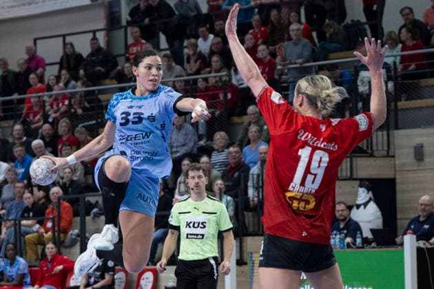 Handball Bundesliga Frauen,HBF, Saison 2025 2026 SV Union Halle-Neustadt vs.HSG Bensheim-Auerbach Halle, Deutschland 18.Maerz 2026: Im Bild:v.li.Lucie Kretzschmar (Bensheim-Auerbach) und Lea Gruber (Halle) Halle Saale SWH Arena Sachsen-Anhalt Deutschland