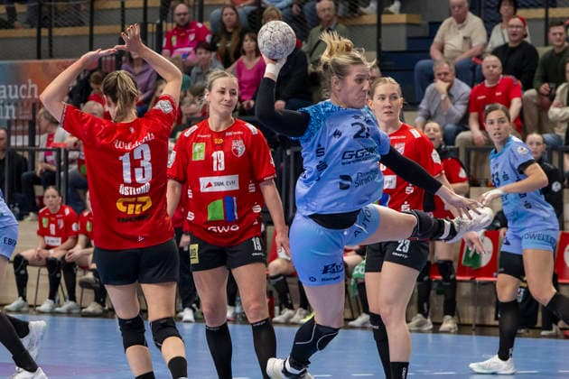 Handball Bundesliga Frauen,HBF, Saison 2025 2026 SV Union Halle-Neustadt vs.HSG Bensheim-Auerbach Halle, Deutschland 18.Maerz 2026: Im Bild:v.li.Madeleine Östlund Oestlund (Halle), Lea Gruber (Halle) und Nele Wenzel (Bensheim-Auerbach) Halle Saale SWH Arena Sachsen-Anhalt Deutschland