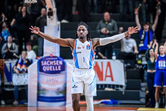 easycredit BBL Basketball Bundesliga 2025 2026 21. Spieltag Nachholspiel 18.03.2026 Science City Jena vs EWE Baskets Oldenburg Uchenna Iroegbu (Jena) jueblt mit ausgestreckten Armen über einen 3er, Portrait Sparkassen Arena