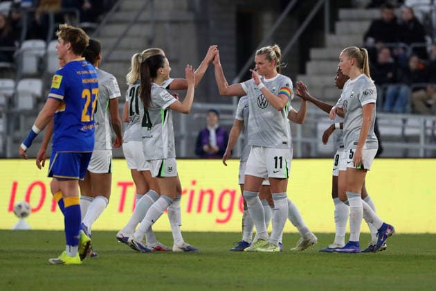 Jena vs VfL vs. BL Frauen Jena, 18.03.2026, Fußball, Frauen, Google Pixel Bundesliga, Saison 2025 2026, FC Carl-Zeiss Jena vs. VfL Wolfsburg, Alexandra Popp (VfL Wolfsburg) jubelt mit der Mannschaft nach ihrem Tor zum 0:1 Ernst-Abbe-Sportplatz Deutschland