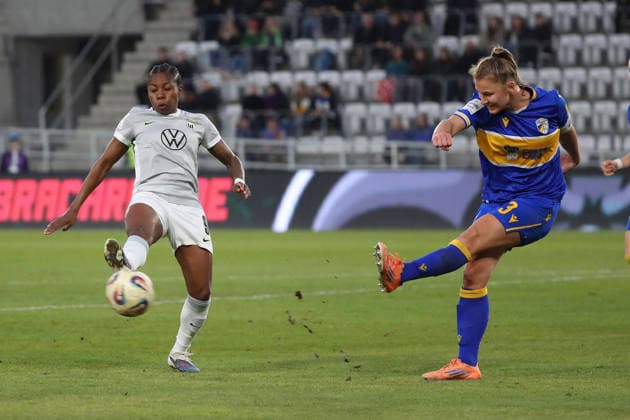 Jena vs VfL vs. BL Frauen Jena, 18.03.2026, Fußball, Frauen, Google Pixel Bundesliga, Saison 2025 2026, FC Carl-Zeiss Jena vs. VfL Wolfsburg, Lineth Beerensteyn (VfL Wolfsburg), Toma Ihlenburg (Jena) Ernst-Abbe-Sportplatz Deutschland