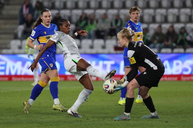 Jena vs VfL vs. BL Frauen Jena, 18.03.2026, Fußball, Frauen, Google Pixel Bundesliga, Saison 2025 2026, FC Carl-Zeiss Jena vs. VfL Wolfsburg, Lineth Beerensteyn (VfL Wolfsburg), Torfrau Jasmin Janning (Jena) Ernst-Abbe-Sportplatz Deutschland