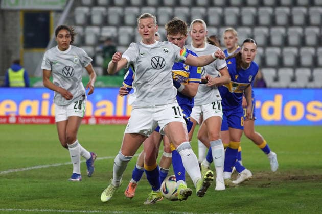 Jena vs VfL vs. BL Frauen Jena, 18.03.2026, Fußball, Frauen, Google Pixel Bundesliga, Saison 2025 2026, FC Carl-Zeiss Jena vs. VfL Wolfsburg, Alexandra Popp (VfL Wolfsburg), Guro Bergsvand (VfL Wolfsburg), Ernst-Abbe-Sportplatz Deutschland