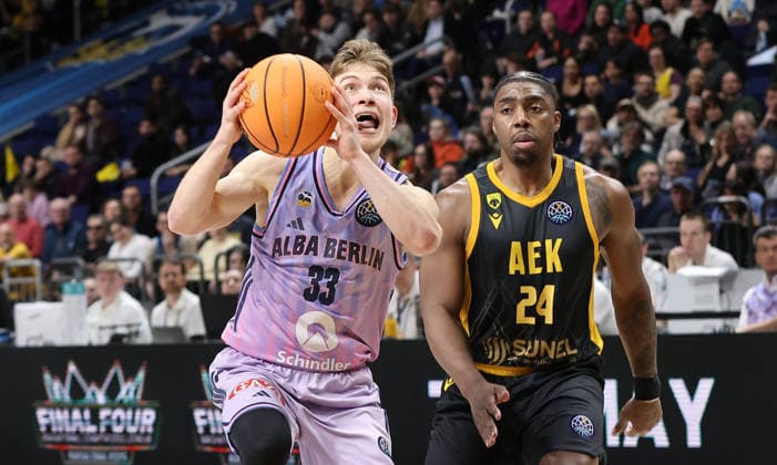 Bennet Hundt am Ball, Frank Bartley Zweikampf Spielszene Aktion Basketball Champions League CL Herren Saison 2025 2026 18.03.2026 ALBA Berlin vs. AEK BC Athen