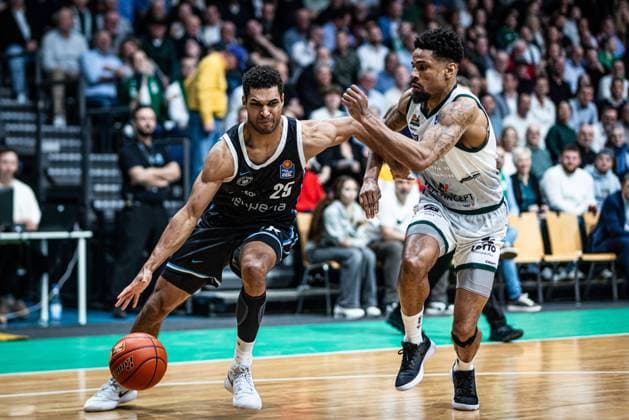 Kenneth Ogbe (Veolia Towers Hamburg) im Zweikampf mit Urald King (Gladiators Trier), Vet Concept Gladiators Trier vs Veolia Towers Hamburg, Basketball, easyCredit BBL, 25. Spieltag, Saison 2025 2026, 18.03.2026 Vet Concept Gladiators Trier vs Veolia Towers Hamburg, Basketball, easyCredit BBL, 25. Spieltag, Saison 2025 2026, 18.03.2026 Copyright: xEibner-Pressefoto AlexanderxNeisx EP_ANS
