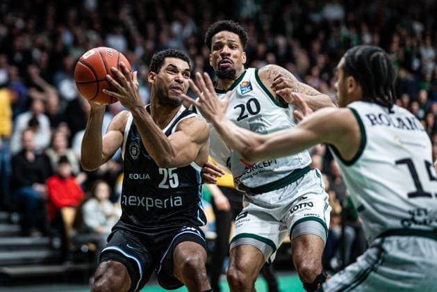 Kenneth Ogbe (Veolia Towers Hamburg) im Zweikampf mit Urald King (Gladiators Trier) und Jordan Roland (Gladiators Trier), Vet Concept Gladiators Trier vs Veolia Towers Hamburg, Basketball, easyCredit BBL, 25. Spieltag, Saison 2025 2026, 18.03.2026 Vet Concept Gladiators Trier vs Veolia Towers Hamburg, Basketball, easyCredit BBL, 25. Spieltag, Saison 2025 2026, 18.03.2026 Copyright: xEibner-Pressefoto AlexanderxNeisx EP_ANS