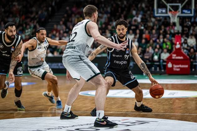 Devon Daniels (Veolia Towers Hamburg) im Zweikampf mit Marten Linssen (Gladiators Trier), Vet Concept Gladiators Trier vs Veolia Towers Hamburg, Basketball, easyCredit BBL, 25. Spieltag, Saison 2025 2026, 18.03.2026 Vet Concept Gladiators Trier vs Veolia Towers Hamburg, Basketball, easyCredit BBL, 25. Spieltag, Saison 2025 2026, 18.03.2026 Copyright: xEibner-Pressefoto AlexanderxNeisx EP_ANS
