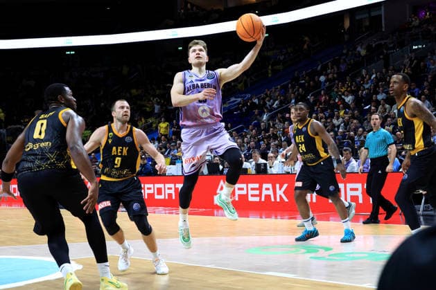 18.03.2026, Basketball Champions League ALBA vs. AEK Athen 18.03.2026, Basketball Champions League ALBA vs. AEK Athen im Bild Bennet Hundt (ALBA Berlin 33), Lukas Lekavicius (Athen 9), RaiQuan Gray (Athen 0)