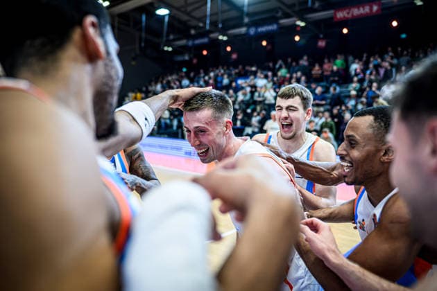 easycredit BBL Basketball Bundesliga 2025 2026 21. Spieltag Nachholspiel 18.03.2026 Science City Jena vs EWE Baskets Oldenburg Mitte: Der überragende Spieler Joe Wieskamp (Jena) wird nach dem Heimerfolg gegen Oldenburg von seinen Mitspielern bejubelt Sparkassen Arena