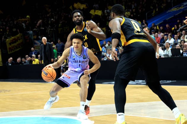 18.03.2026, Basketball Champions League ALBA vs. AEK Athen 18.03.2026, Basketball Champions League ALBA vs. AEK Athen im Bild Jack Kayil( ALBA Berlin 7), RaiQuan Gray (Athen 0), Keyshawn Feazell (Athen 8)