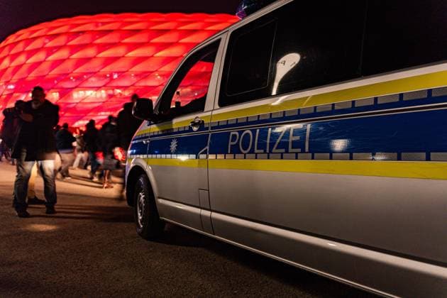 18.03.2026, FC Bayern München vs. Atalanta Bergamo, UEFA Champions League, Achtelfinale-Rückspiel Fans vor der Allianz Arena pilgern in die Arena ins Stadion Zuschauer Crowd Aussenansicht Rote Allianz Arena bei Nacht Dunkelheit, Polizei Gewalt Sichrheit Ausschreittungen Polizeieinsatz Notfall Regulations prohibit any use of photographs as image sequences and or quasi video Copyright: xBahhoxKarax