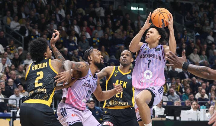 Greg Brown III, J Wan Roberts, James Nunnally, Jack Kayil am Ball Zweikampf Spielszene Aktion Basketball Champions League CL Herren Saison 2025 2026 18.03.2026 ALBA Berlin vs. AEK BC Athen