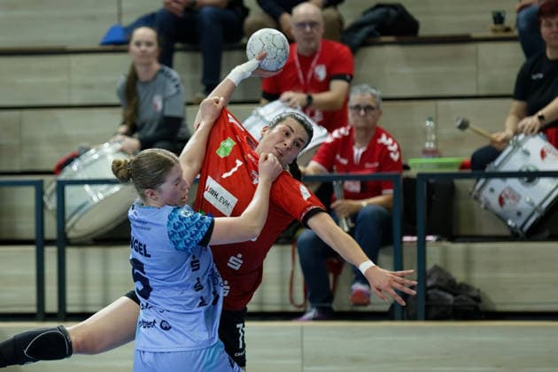 Isabell Hurst (Flames, 5), Engelina Alida Corona Molenaar (Halle, 7), SV Union Halle-Neustadt vs. HSG Bensheim Auerbach, Alsco Handball Bundesliga Frauen, Saison 2025 26, 20. Spieltag, 18.03.2026 Halle SWH Arena Sachsen-Anhalt Deutschland