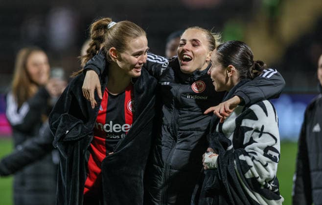 GER, Frankfurt, Eintracht Frankfurt vs TSG Hoffenheim, Google Pixel Bundesliga, Fussball, DFB, Spielzeit 2025 2026, Stadion am Brentanobad, 15. Spieltag im Bild: Freude und Emotionen nach dem Sieg von Eintracht Frankfurt gegen die TSG Hoffenheim, Marthine ostenstad(Eintracht Frankfurt Frauen 16), Laura Freigang (Eintracht Frankfurt Frauen 10) und Geraldine Reuteler (Eintracht Frankfurt Frauen 14) DFB DFL REGULATIONS PROHIBIT ANY USE OF PHOTOGRAPHS AS IMAGE SEQUENCES AND OR QUASI-VIDEO, 18.03.2026 Copyright: HMBxMedia HendrikxHamelau