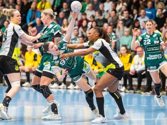 Lara Daeuble (Frisch Auf Frauen, 95) leigt quer in der Luft und wird von Deborah Lassource (Borussia Dortmund, 22) gestoert, Frisch Auf Goeppingen vs. Borussia Dortmund, Handball, 1. Bundesliga, Spielzeit 2025 2026, 18.03.2026 Frisch Auf Goeppingen vs. Borussia Dortmund, Handball, 1. Bundesliga, Spielzeit 2025 2026, 18.03.2026 Goeppingen Copyright: xMichaelxSchmidt Eibner-Pressefotx EP_MST