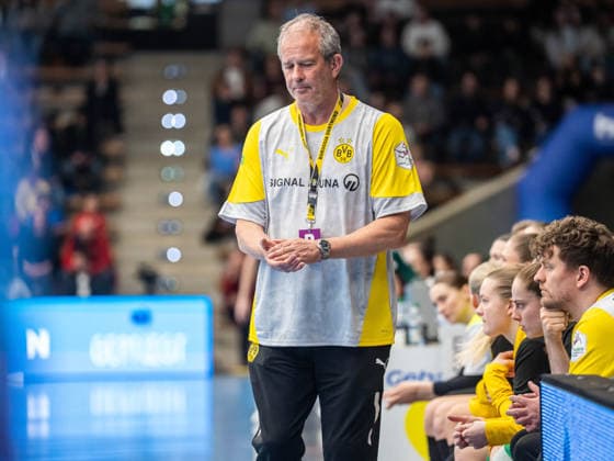 Henk Groener, Cheftrainer (Borussia Dortmund) applaudiert seiner Mannschaft, Frisch Auf Goeppingen vs. Borussia Dortmund, Handball, 1. Bundesliga, Spielzeit 2025 2026, 18.03.2026 Frisch Auf Goeppingen vs. Borussia Dortmund, Handball, 1. Bundesliga, Spielzeit 2025 2026, 18.03.2026 Goeppingen Copyright: xMichaelxSchmidt Eibner-Pressefotx EP_MST