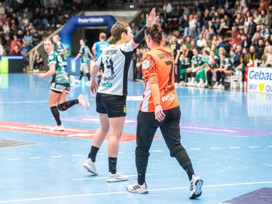 Alina Grijseels (Borussia Dortmund, 04) und Melinda Szikora (Borussia Dortmund, 07) klatschen sich ab, Frisch Auf Goeppingen vs. Borussia Dortmund, Handball, 1. Bundesliga, Spielzeit 2025 2026, 18.03.2026 Frisch Auf Goeppingen vs. Borussia Dortmund, Handball, 1. Bundesliga, Spielzeit 2025 2026, 18.03.2026 Goeppingen Copyright: xMichaelxSchmidt Eibner-Pressefotx EP_MST