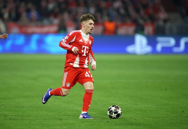 Fussball, Herren, Champions League, Saison 2025 2026, FC Bayern München - Atalanta Bergamo, Achtelfinale Rückspiel, Allianz Arena Lennart Karl (FC Bayern München) mit Ball im Angriff