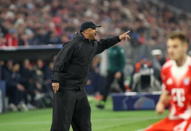 Fussball, Herren, Champions League, Saison 2025 2026, FC Bayern München - Atalanta Bergamo, Achtelfinale Rückspiel, Allianz Arena Vincent Kompany, Trainer (FC Bayern München) hebt den linken Arm, rufen, schreien