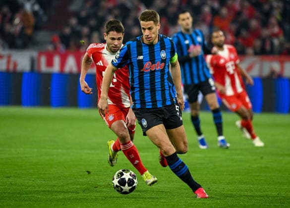 18.03.2026, xemx, Fussball UEFA Champions League, FC Bayern Muenchen - Atalanta Bergamo v.l. Raphael Guerreiro (FC Bayern Muenchen), Mario Pasalic (Atalanta Bergamo) Zweikampf, Aktion, action, battle for the ball (DFL DFB REGULATIONS PROHIBIT ANY USE OF PHOTOGRAPHS as IMAGE SEQUENCES and or QUASI-VIDEO) Muenchen
