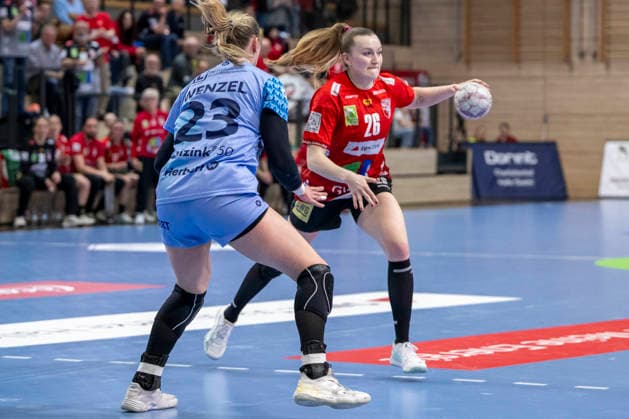 Handball Bundesliga Frauen,HBF, Saison 2025 2026 SV Union Halle-Neustadt vs.HSG Bensheim-Auerbach Halle, Deutschland 18.Maerz 2026: Im Bild:v.li.Nele Wenzel (Bensheim-Auerbach) und Cara Reuthal (Halle) Halle Saale SWH Arena Sachsen-Anhalt Deutschland