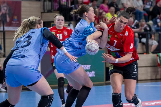 Handball Bundesliga Frauen,HBF, Saison 2025 2026 SV Union Halle-Neustadt vs.HSG Bensheim-Auerbach Halle, Deutschland 18.Maerz 2026: Im Bild:v.li.Nele Wenzel (Bensheim-Auerbach), Lena Degenhardt (Bensheim-Auerbach) und Lynn Molenaar (Halle) Halle Saale SWH Arena Sachsen-Anhalt Deutschland
