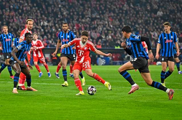 RECORD DATE NOT STATED 18.03.2026, Fussball UEFA Championsleague 2025 2026: Achtelfinale Rückspiel, FC Bayern München - Atalanta Bergamo, in der Allianz-Arena München, Raphael Guerreiro (FC Bayern München) setzt sich durch,
