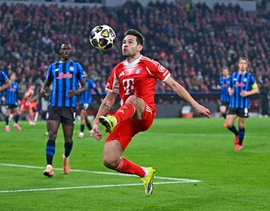 18.03.2026, Fussball UEFA Championsleague 2025 2026: Achtelfinale Rückspiel, FC Bayern München - Atalanta Bergamo, in der Allianz-Arena München, Raphael Guerreiro (FC Bayern München) am Ball.