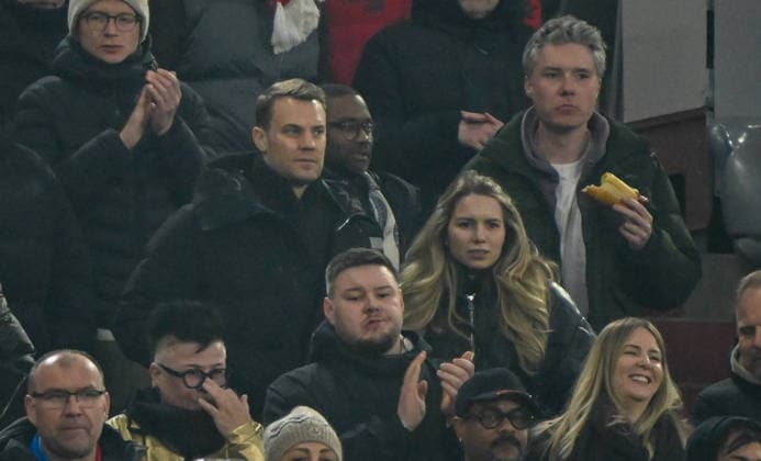 18.03.2026, xemx, Fussball UEFA Champions League, FC Bayern Muenchen - Atalanta Bergamo v.l. Manuel Neuer (FC Bayern Muenchen) schaut sich das Spiel an (DFL DFB REGULATIONS PROHIBIT ANY USE OF PHOTOGRAPHS as IMAGE SEQUENCES and or QUASI-VIDEO) Muenchen