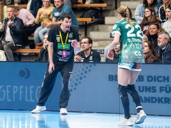 Nico Kiener, Cheftrainer (Frisch Auf Frauen) gibt Sina Ehmann (Frisch Auf Frauen, 22) Anweisungen, Frisch Auf Goeppingen vs. Borussia Dortmund, Handball, 1. Bundesliga, Spielzeit 2025 2026, 18.03.2026 Frisch Auf Goeppingen vs. Borussia Dortmund, Handball, 1. Bundesliga, Spielzeit 2025 2026, 18.03.2026 Goeppingen Copyright: xMichaelxSchmidt Eibner-Pressefotx EP_MST