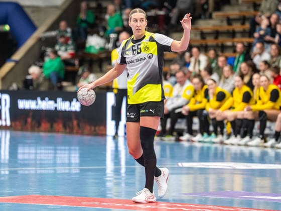Dana Bleckmann (Borussia Dortmund, 66) zeigt den Spielzug an, Frisch Auf Goeppingen vs. Borussia Dortmund, Handball, 1. Bundesliga, Spielzeit 2025 2026, 18.03.2026 Frisch Auf Goeppingen vs. Borussia Dortmund, Handball, 1. Bundesliga, Spielzeit 2025 2026, 18.03.2026 Goeppingen Copyright: xMichaelxSchmidt Eibner-Pressefotx EP_MST