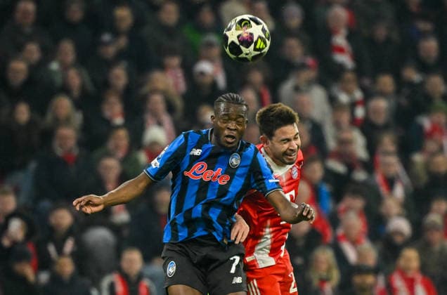 18.03.2026, xemx, Fussball UEFA Champions League, FC Bayern Muenchen - Atalanta Bergamo v.l. Kamaldeen Sulemana (Atalanta Bergamo), Raphael Guerreiro (FC Bayern Muenchen) Zweikampf, Aktion, action, battle for the ball (DFL DFB REGULATIONS PROHIBIT ANY USE OF PHOTOGRAPHS as IMAGE SEQUENCES and or QUASI-VIDEO) Muenchen