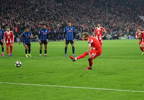 Fussball, Herren, Champions League, Saison 2025 2026, FC Bayern München - Atalanta Bergamo, Achtelfinale Rückspiel, Allianz Arena 1:0 durch Harry Kane (FC Bayern München) per Elfmeter, Tor