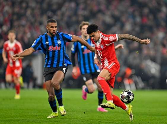 18.03.2026, Fussball UEFA Championsleague 2025 2026: Achtelfinale Rückspiel, FC Bayern München - Atalanta Bergamo, in der Allianz-Arena München, v.l. Isak Hien (Atalanta Bergamo) gegen Luis Diaz (FC Bayern München)