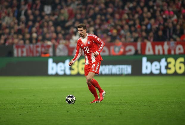 Fussball, Herren, Champions League, Saison 2025 2026, FC Bayern München - Atalanta Bergamo, Achtelfinale Rückspiel, Allianz Arena Leon Goretzka (FC Bayern München) mit Ball
