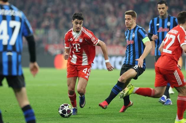 im Zweikampf, Aktion, mit Alexandar Pavlovic 45 (FC Bayern Muenchen), Mario Pasalic 8 (Atalanta Bergamo), FC Bayern Muenchen vs. Atalanta Bergamo, Fussball, UEFA, Champions League, Achtelfinale, Rueckspiel, 18.03.2026 Muenchen Bayern Deutschland