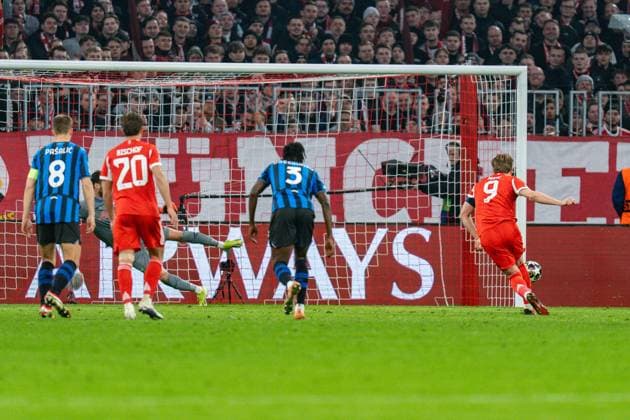 18.03.2026, FC Bayern München vs. Atalanta Bergamo, UEFA Champions League, Achtelfinale-Rückspiel Tor zum 1:0 durch Harry Kane (FC Bayern Muenchen, 9) nach Elfmeter Regulations prohibit any use of photographs as image sequences and or quasi video Copyright: xBahhoxKarax
