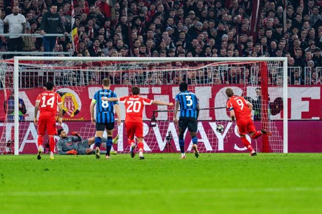 18.03.2026, FC Bayern München vs. Atalanta Bergamo, UEFA Champions League, Achtelfinale-Rückspiel Tor zum 1:0 durch Harry Kane (FC Bayern Muenchen, 9) nach Elfmeter Regulations prohibit any use of photographs as image sequences and or quasi video Copyright: xBahhoxKarax