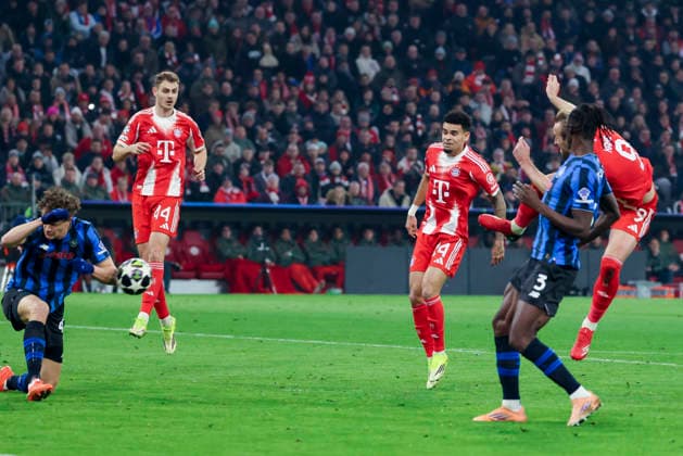Giorgio Scalvini (Atalanta BC) blockt den Schuss von Harry Kane (FC Bayern Muenchen) mit dem Arm. Schiedsrichter Benoit Bastien (France) entscheidet auf Elfmeter, UEFA Champions League 2025 26 Round of 16 Second Leg, FC Bayern München v Atalanta BC, Football Arena Munich am 18. March 2026 in München, Deutschland. (Foto von Marco Steinbrenner DeFodi Images) Giorgio Scalvini (Atalanta BC) blocks Harry Kane s (FC Bayern Munich) shot with his arm. Referee Benoit Bastien (France) awards a penalty, UEFA Champions League 2025 26 Round of 16 Second Leg, FC Bayern München v Atalanta BC, Football Arena Munich, March 18, 2026 in Munich, Germany. (Photo by Marco Steinbrenner DeFodi Images) -