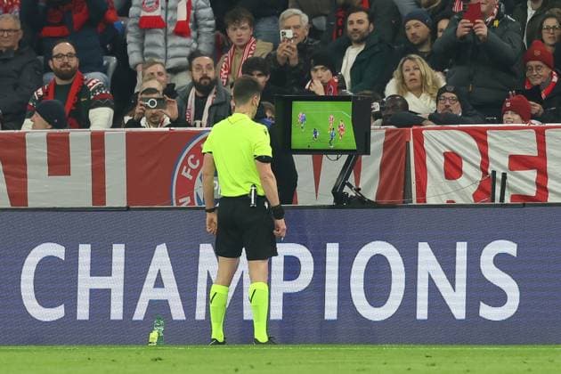 Schiedsrichter, Referee, Benoit Bastien ueberprueft das Handspiel, VAR, FC Bayern Muenchen vs. Atalanta Bergamo, Fussball, UEFA, Champions League, Achtelfinale, Rueckspiel, 18.03.2026 Muenchen Bayern Deutschland