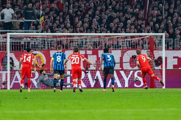 18.03.2026, FC Bayern München vs. Atalanta Bergamo, UEFA Champions League, Achtelfinale-Rückspiel Tor zum 1:0 durch Harry Kane (FC Bayern Muenchen, 9) nach Elfmeter Regulations prohibit any use of photographs as image sequences and or quasi video Copyright: xBahhoxKarax