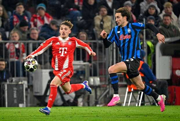 18.03.2026, Fussball UEFA Championsleague 2025 2026: Achtelfinale Rückspiel, FC Bayern München - Atalanta Bergamo, in der Allianz-Arena München, v.l. Lennart Karl (FC Bayern München) gegen Lorenzo Bernasconi (Atalanta Bergamo)